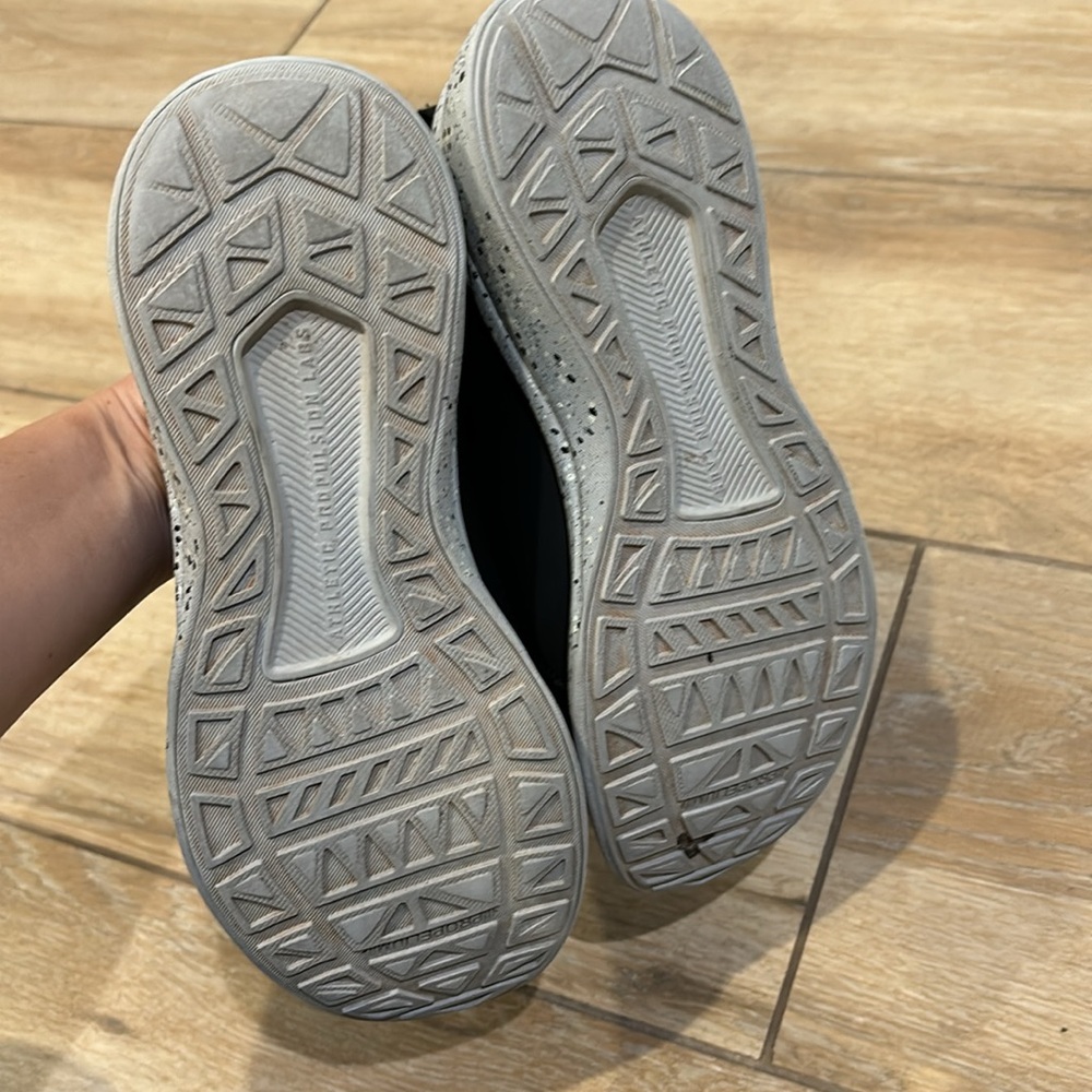 APL shows US size 4 - Picture 7 of 8